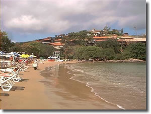Quiosques e cadeiras na Praia Ferradura - Bzios - Brasil