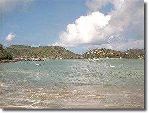 Embarcaciones en las tranquilas aguas de la Playa Ferradura - Bzios - Brasil